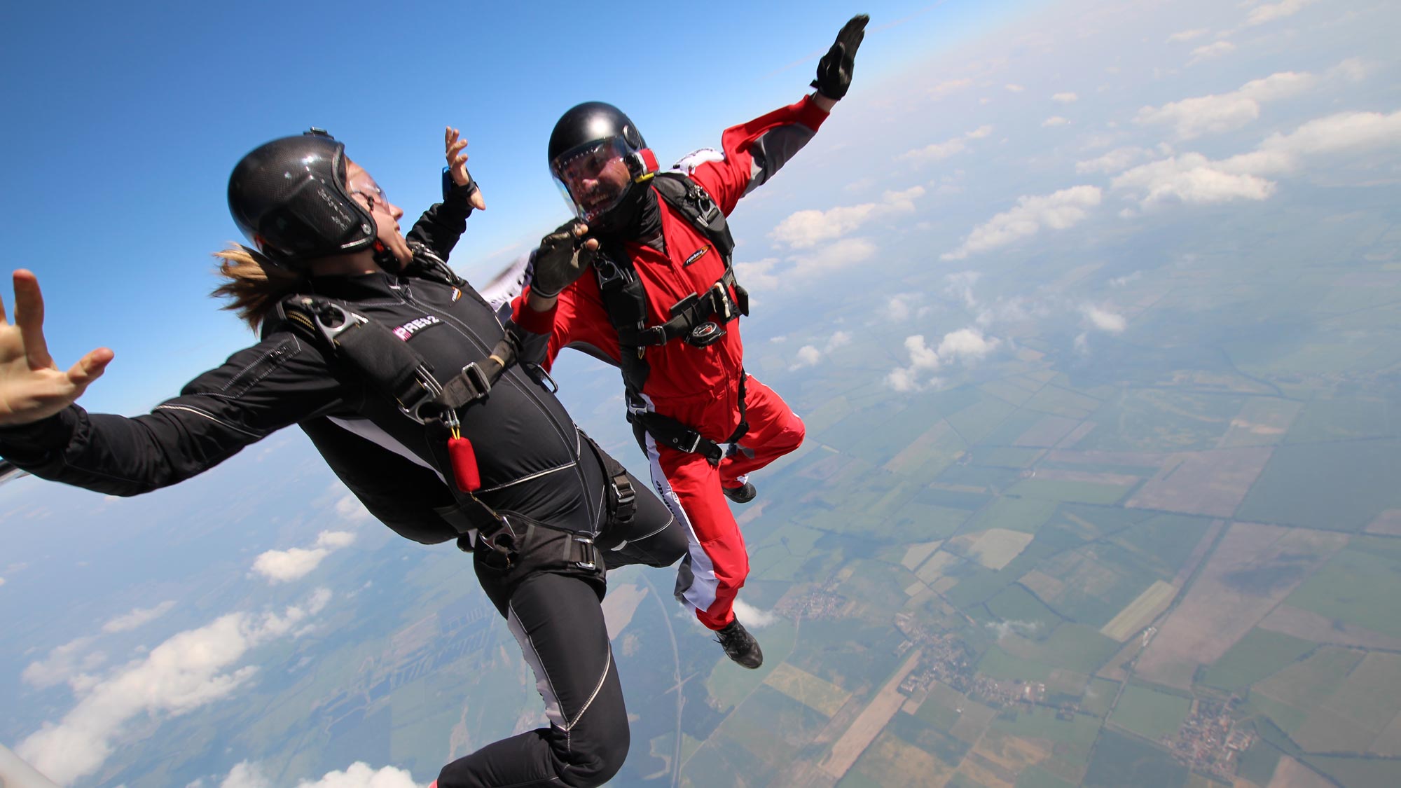 TAKE OFF Fehrbellin - Fallschirmspringerinmg und Trainer beim Intensivtraining für die AFF Ausbildung